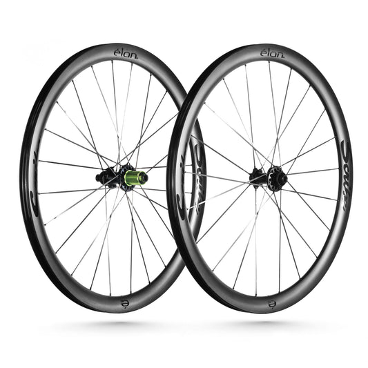 Scribe Élan 40 SuperLight carbon wheelset – lightweight T1000 carbon rims with green hubs.